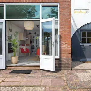 https://ninas-beach-house-2.zandvoort-hotels.com